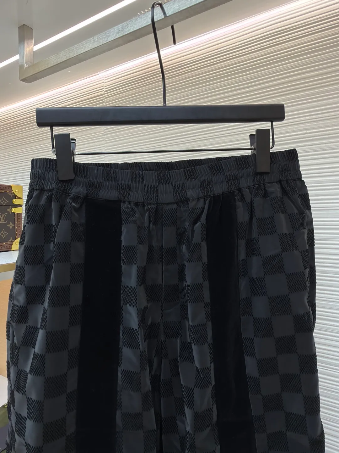 LOUIS VUITTON Checkerboard flocked trousers ●Original version: Purchased and developed by 18487 ●Item number: 1681045-B45 ●Fabric: flocked matte fabric ●Technology: jacquard production ●Version: fitted version ●Weight: about 335 grams ●Size: S-M-L-XL ●Description: Made of flocked matte Damier pattern integrated into Marque L.Vuitton Désée Logo, velvet ribbons with rich texture levels, the overall routing is straight and delicate, the fabrics are comfortable and soft, and the colors are consistent with no color difference. It can be matched with the same style to create a fashionable look and control various occasions. Customized accessories, complete with three labels, same style for men and women!